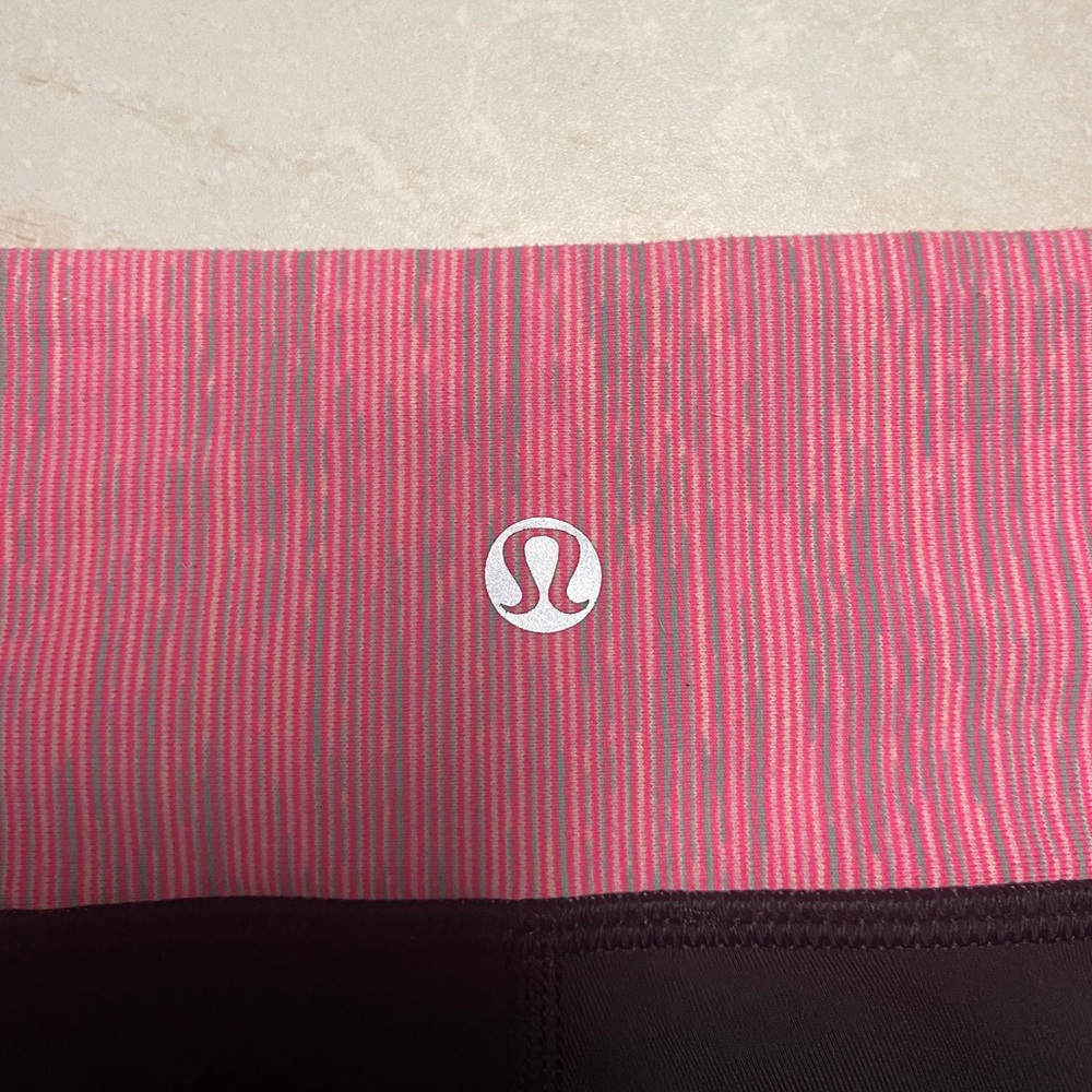 Cropped Lululemon with mesh detail and pink waistband